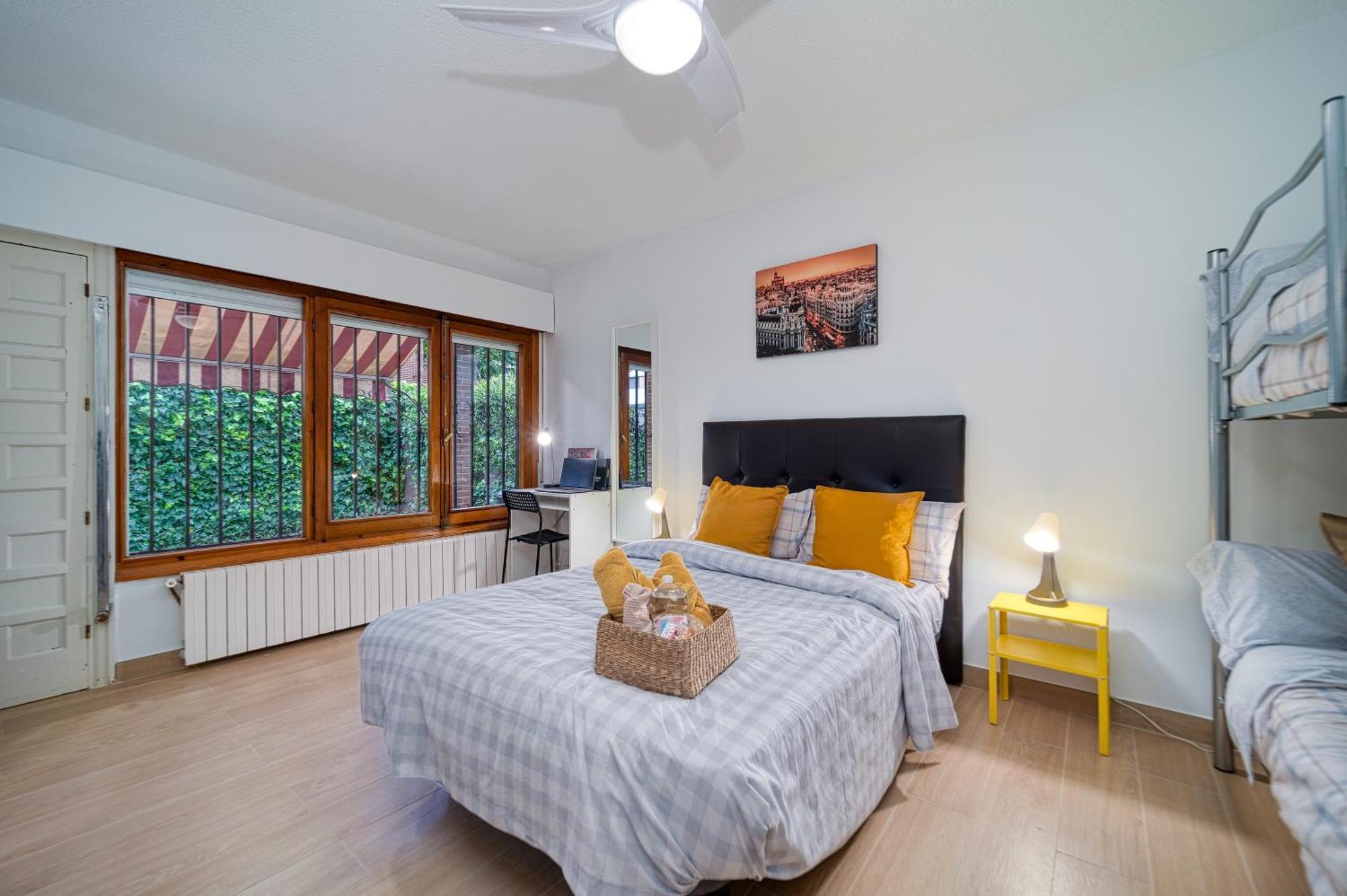 P Casacafe Madrid Calle Carlos Dubois 3 Екстериор снимка